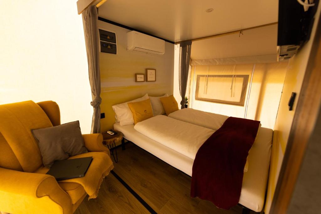 Postel nebo postele na pokoji v ubytování Lakeside Petzen Glamping
