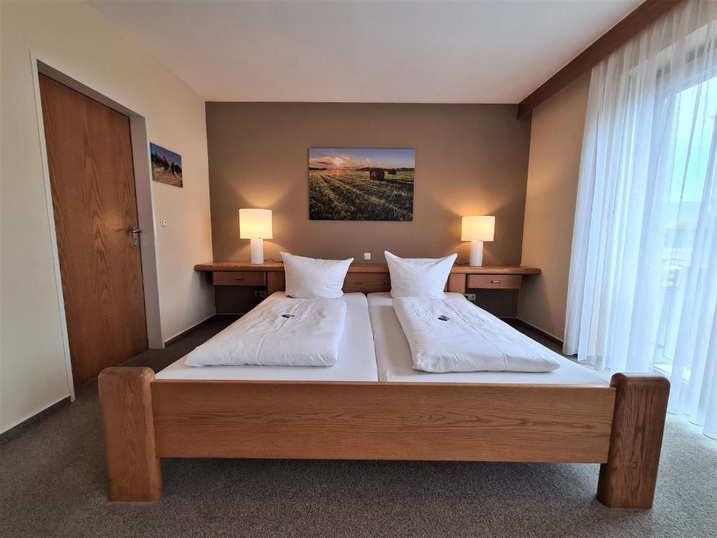 Postel nebo postele na pokoji v ubytování Hotel Goldenes Fass