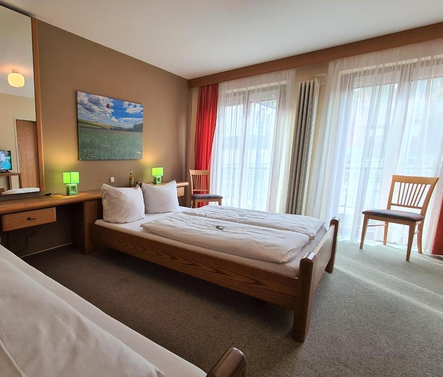 Postel nebo postele na pokoji v ubytování Hotel Goldenes Fass