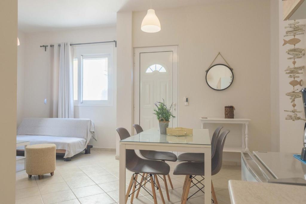 Postel nebo postele na pokoji v ubytování Pasithea apts