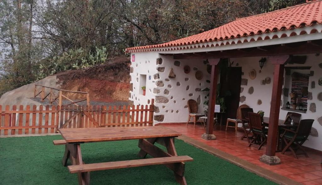 - une table de pique-nique en bois devant une maison dans l'établissement Vv LOS SENDEROS FONTANALES, à Moya