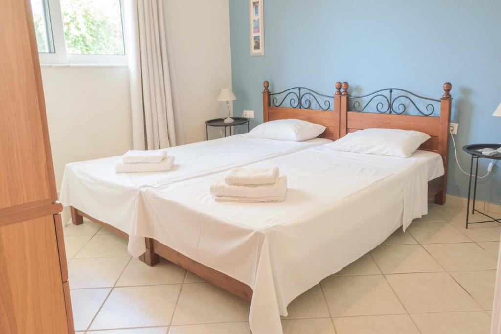 Postel nebo postele na pokoji v ubytování Pasithea apts