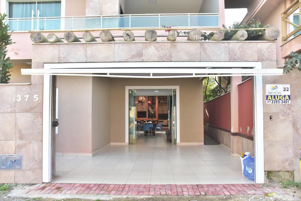  Lindas casas com piscina poucos metros do mar para 18 pessoas
