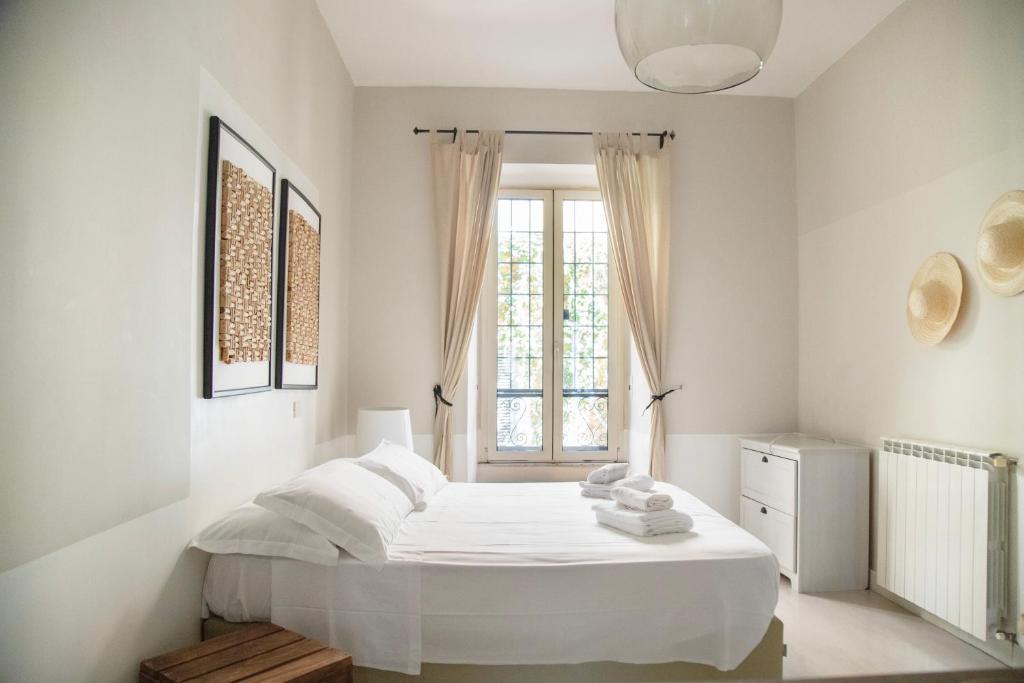 Łóżko lub łóżka w pokoju w obiekcie Casa e Appartamento per Vacanze Fienaroli 36 Apartament