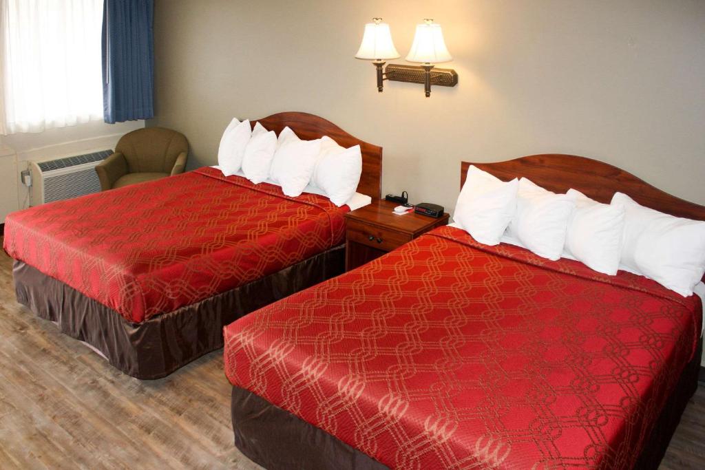 Econo Lodge Salina Scenic Route 89 & I-70 - Queen Room With Two Queen Beds - Non-Smoking