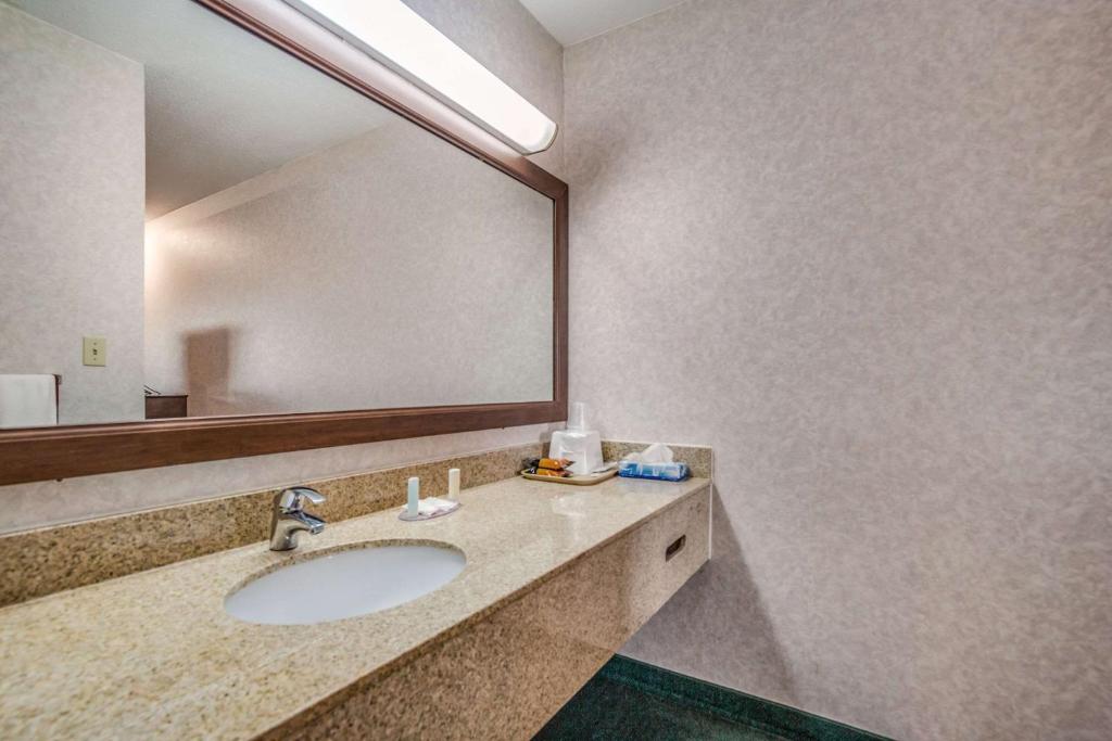 Economy Inn - Double Room - Smoking