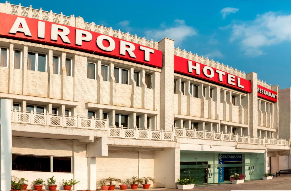 een hotel met een bord erop bij Airport Hotel in New Delhi