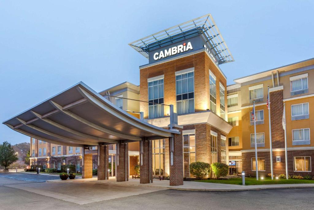 un grand bâtiment avec un panneau en haut dans l'établissement Cambria Hotel Akron - Canton Airport, à Uniontown