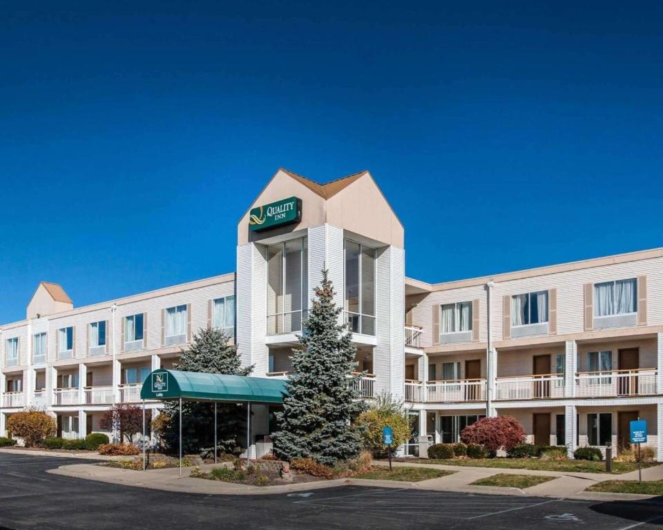 un hotel con un árbol de Navidad delante de él en Quality Inn Holland, en Holland