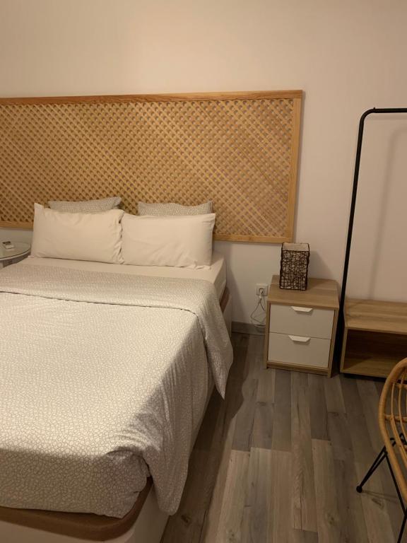 een slaapkamer met een groot bed en een houten vloer bij AnDiMi Pozo Chico in Toledo