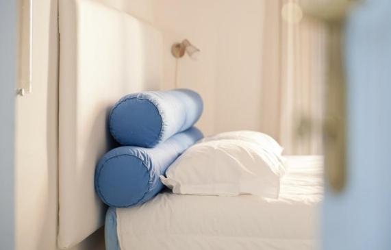 - une pile d'oreillers assises sur un lit dans l'établissement 2 Be Home Colosseo, à Rome