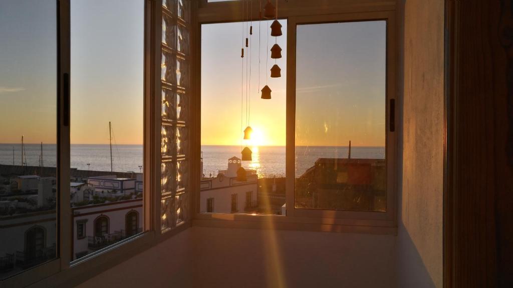 プエルト・デ・モガンにあるDailos' Homeの海と夕日を望む窓