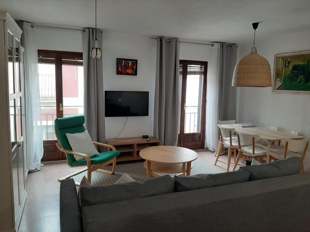 una sala de estar con un sofá y una mesa en La Basilica Apartaments GAM, en Alicante