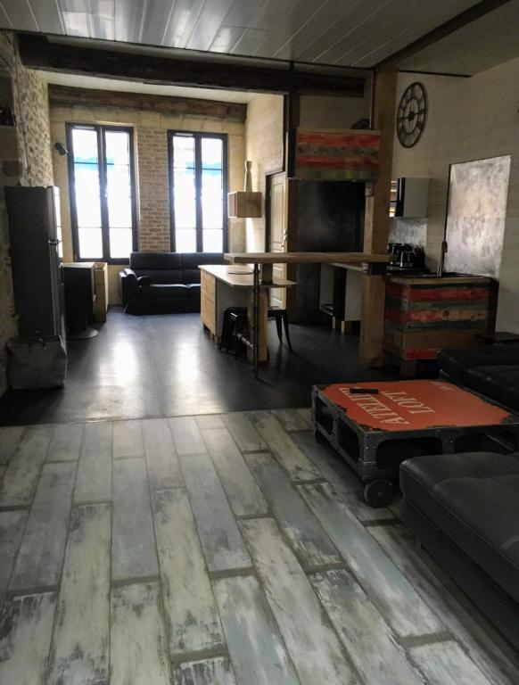 a living room with a couch and a table at La Rénovée d’Antan in Avallon