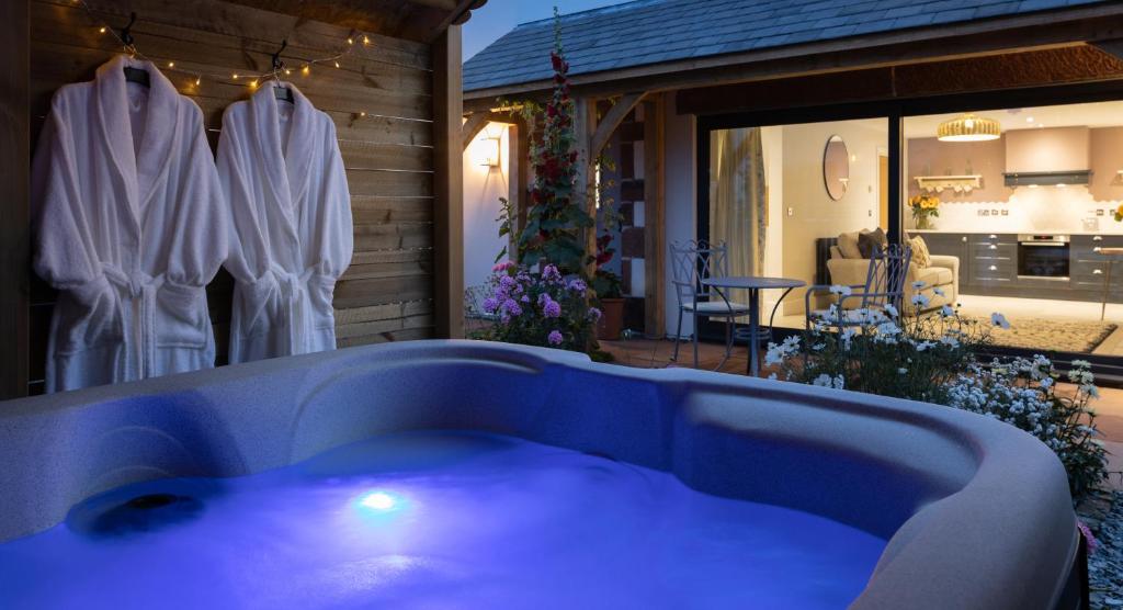 una vasca da bagno in mezzo al cortile di Hoglet Cottage a Carlisle