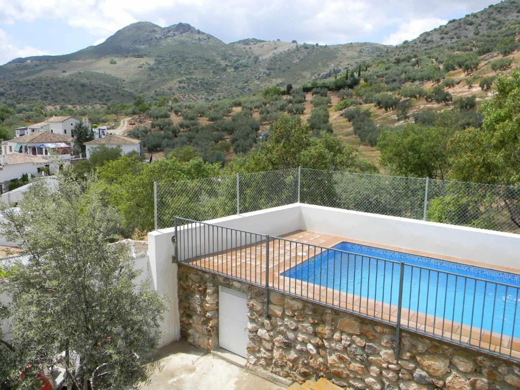 uma villa com piscina no topo de um edifício em Sierra Alcaide em Zagrilla