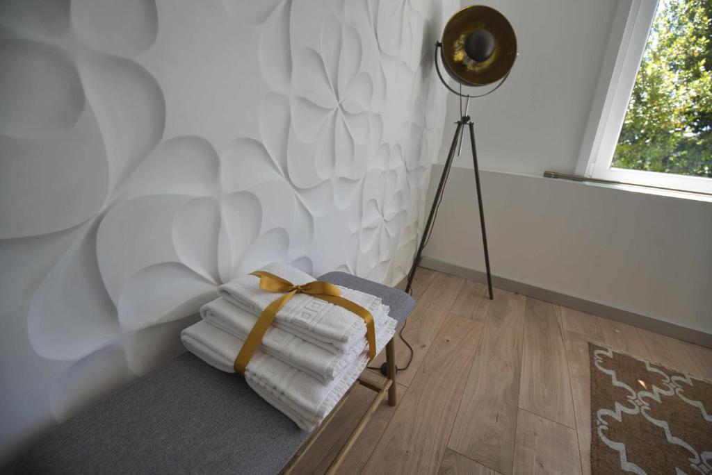 Un pat sau paturi într-o cameră la Camoes StudioGeral