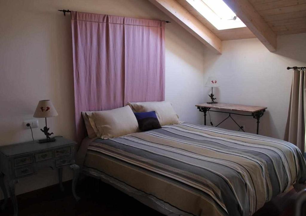 - une chambre avec un grand lit et une fenêtre dans l'établissement Bonito apartamento para 2 personas, à Castejón de Sos