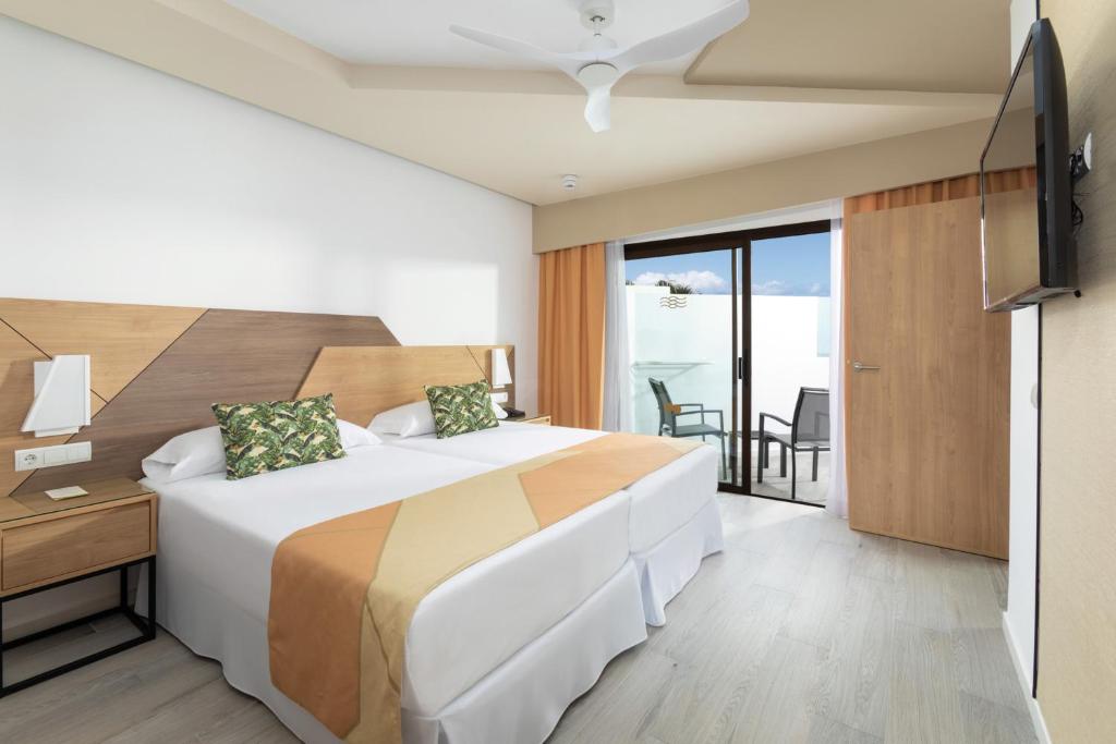 Postel nebo postele na pokoji v ubytování Hotel Riu Buenavista - All Inclusive