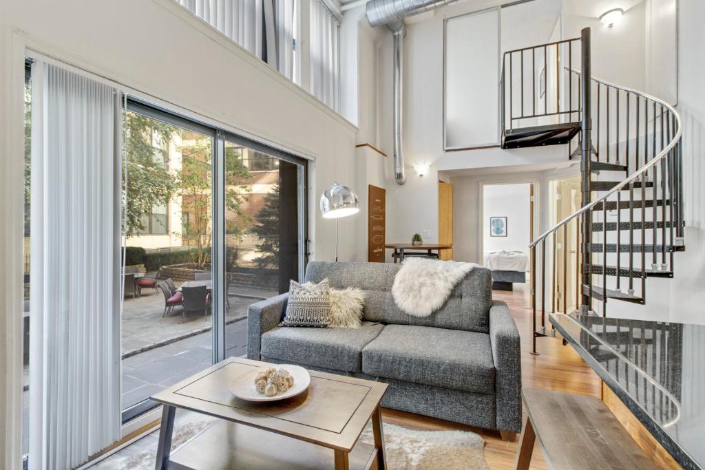 Sleeps 6! 2 Bedrm, Gym, Close to Major Attractions - Apartment - Split Level