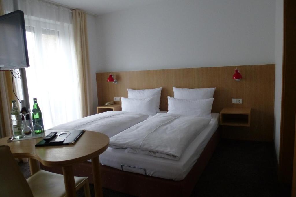 Postel nebo postele na pokoji v ubytování Hotel Alpenblick Garni