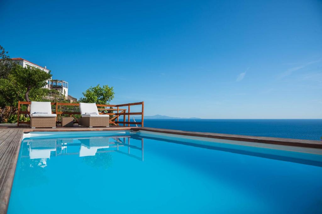 マイオーリにあるVilla Costanza Amalfi Coastの海の景色を望むスイミングプール