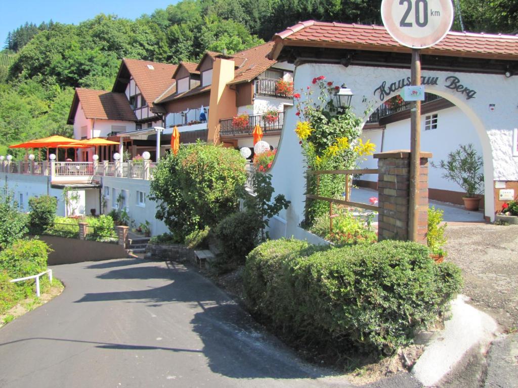 ein Gebäude mit einem Schild davor in der Unterkunft Hotel Haus am Berg in Oberkirch