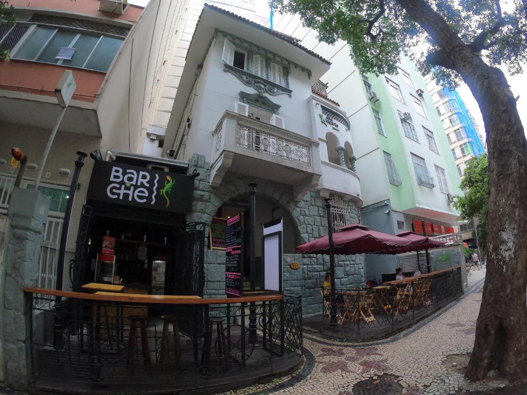 a bar with tables and chairs in front of a building at Che Lagarto Hostel Copacabana in Rio de Janeiro
