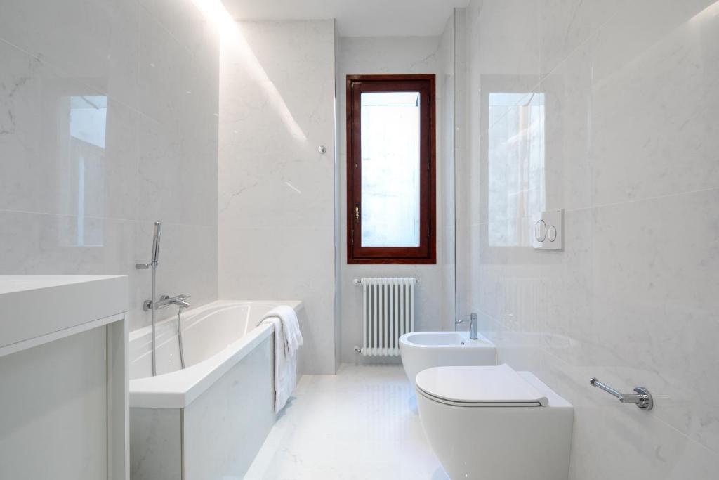 Łazienka w obiekcie Ponte Vecchio White by Mmega