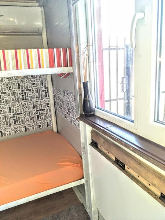 Two Rooms Cabin House (Self Check-In) - Twee Slaapkamers Huis