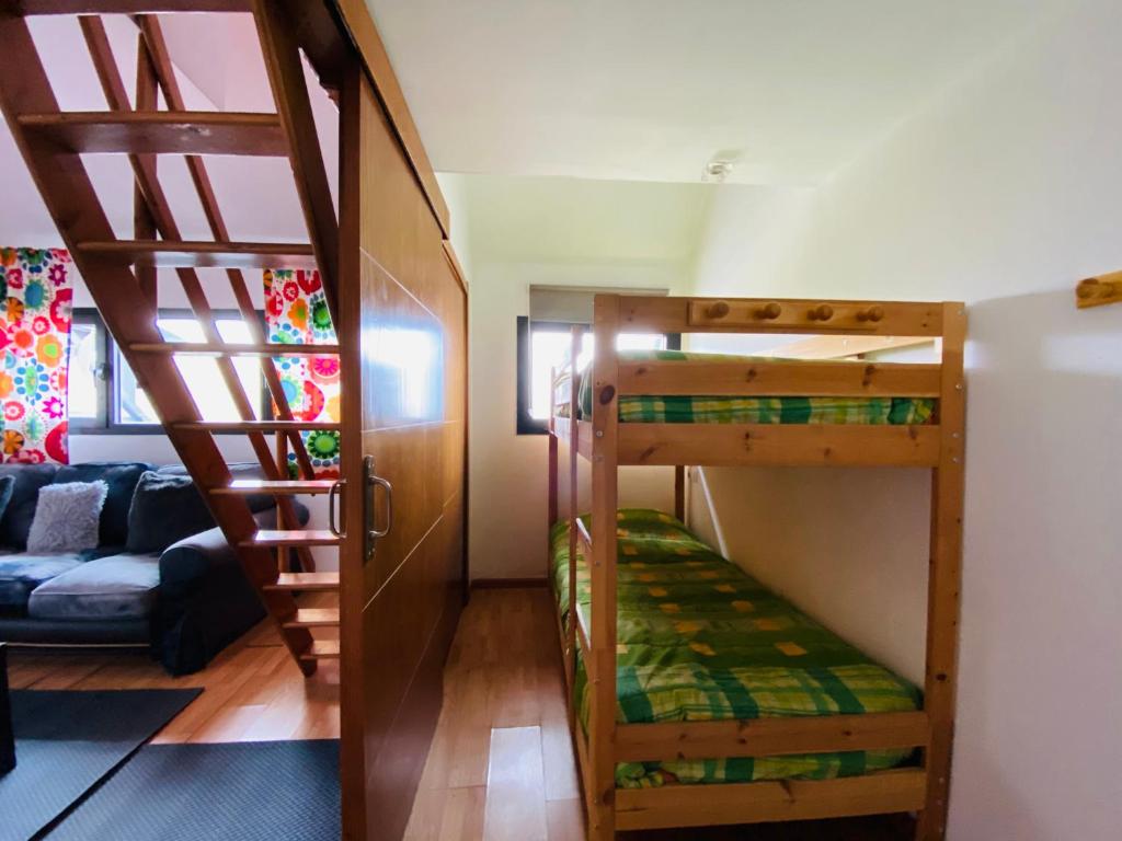 Pokój z 2 łóżkami piętrowymi i kanapą w obiekcie Apartamentos Sierra Nevada Prime Bluettravel w mieście Sierra Nevada