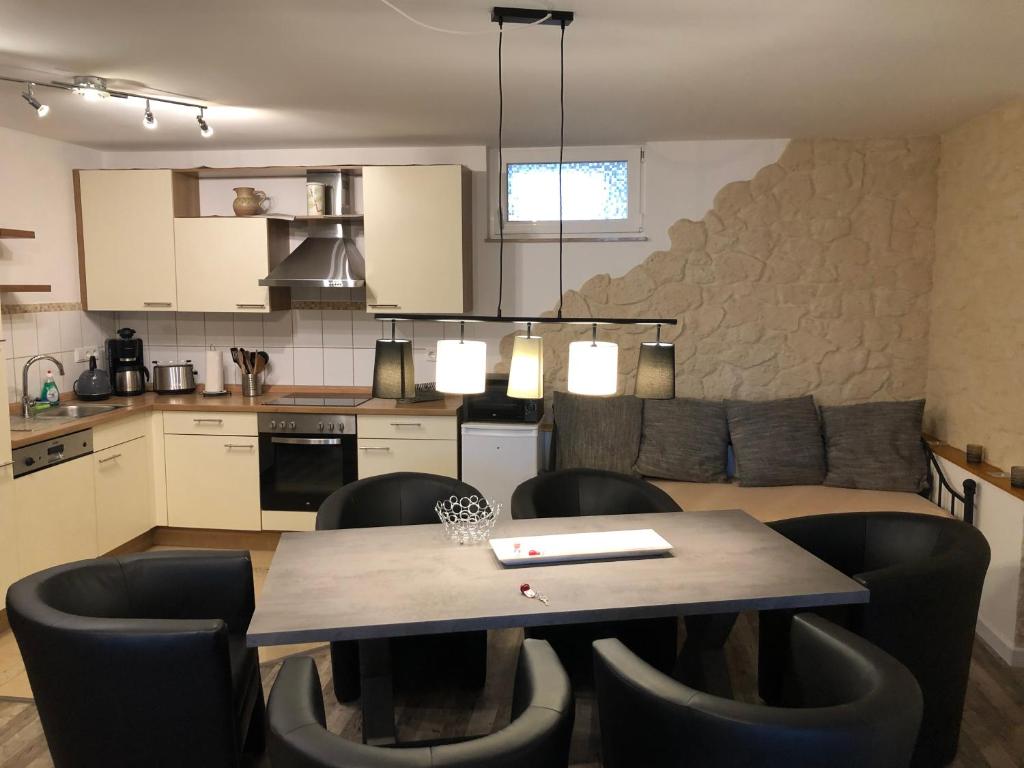 una cucina e un soggiorno con tavolo e sedie di Ferienwohnung Herzberg a Gründau