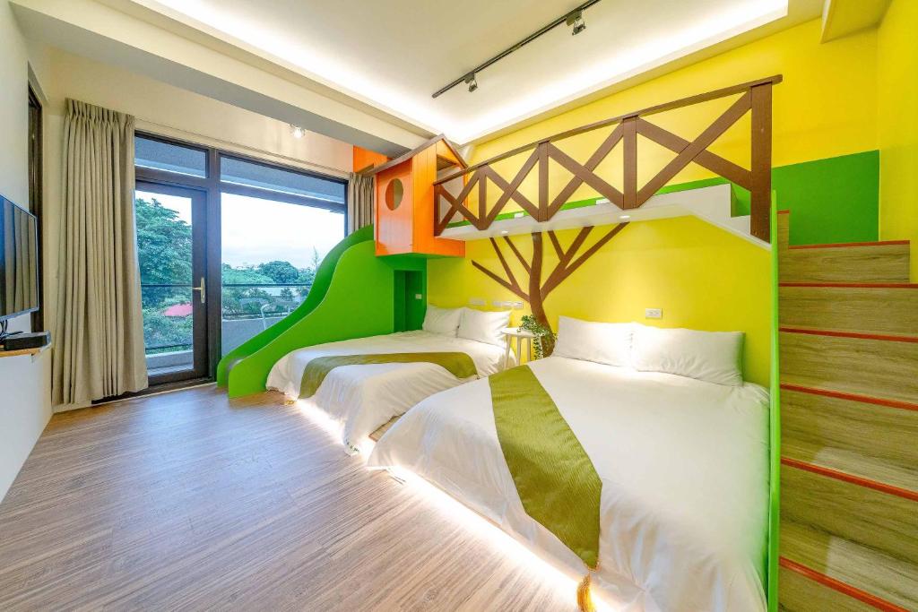 羅東鎮的住宿－星晏親子民宿，两张床位于带绿色和黄色墙壁的客房