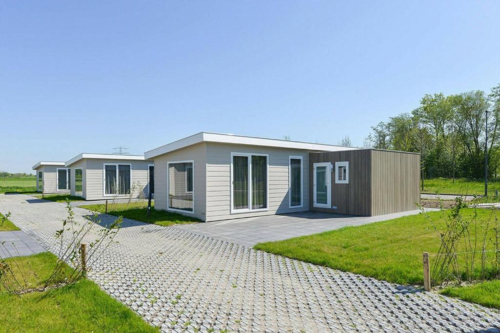 mały domek z podjazdem w obiekcie Chalet 4- Holidaypark Hart van Zeeland Heinkenszand w mieście Heinkensand