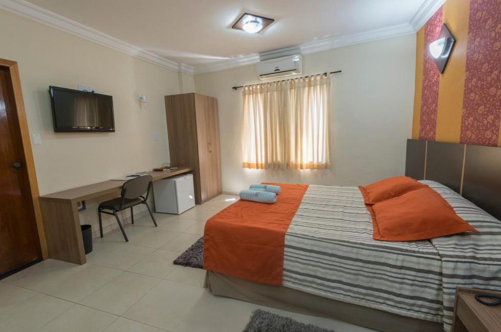 Postel nebo postele na pokoji v ubytování Monte Serrat Hotel
