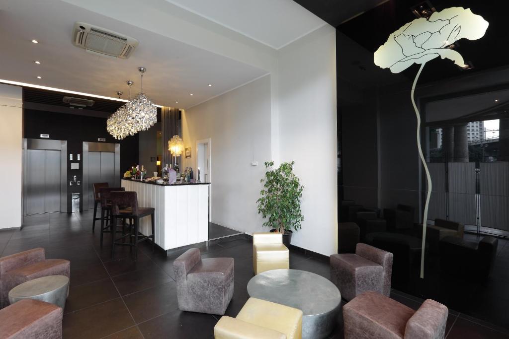 A seating area at Holiday Inn Genoa City by IHG