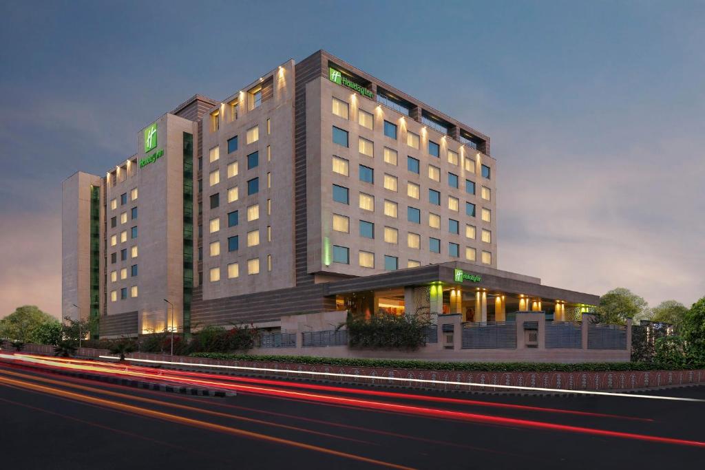 ein großes Hotelgebäude mit einer Straße davor in der Unterkunft Holiday Inn Jaipur City Centre, an IHG Hotel in Jaipur