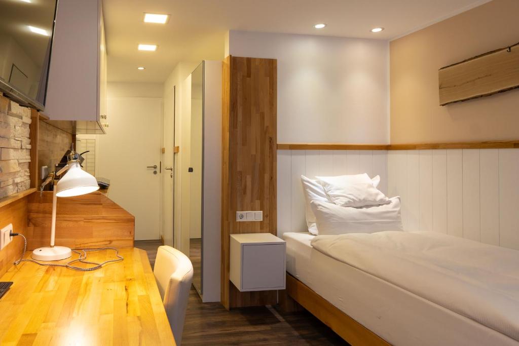 Postel nebo postele na pokoji v ubytování Hotel Post mit Klimaanlage