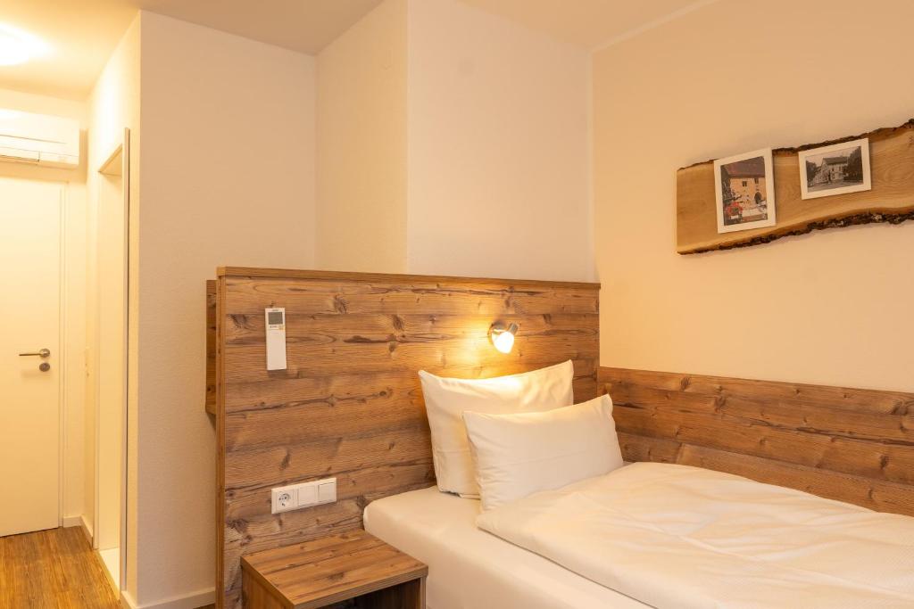 Postel nebo postele na pokoji v ubytování Hotel Post mit Klimaanlage
