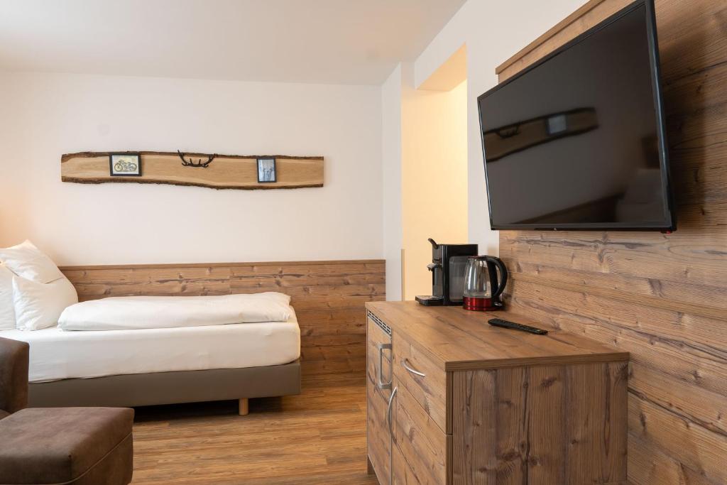 TV a/nebo společenská místnost v ubytování Hotel Post mit Klimaanlage