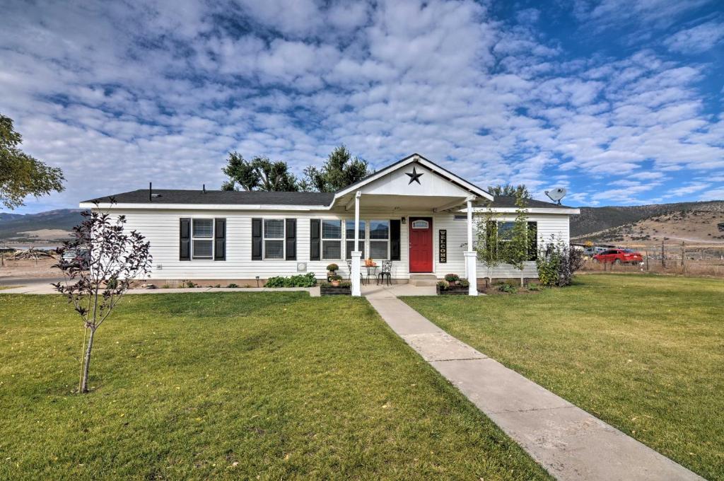 ein weißes Haus mit einer roten Tür in der Unterkunft Bright and Beautiful Home, Explore Natl Parks! in Greenwich