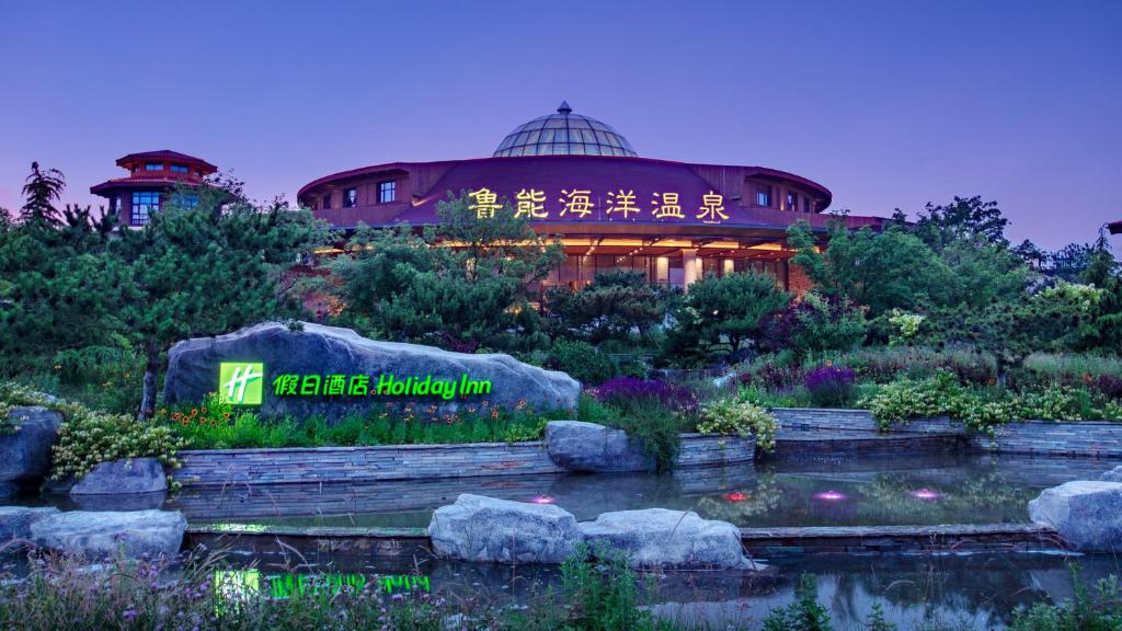 גינה חיצונית ב-Holiday Inn Dalian Hot Spring, an IHG Hotel