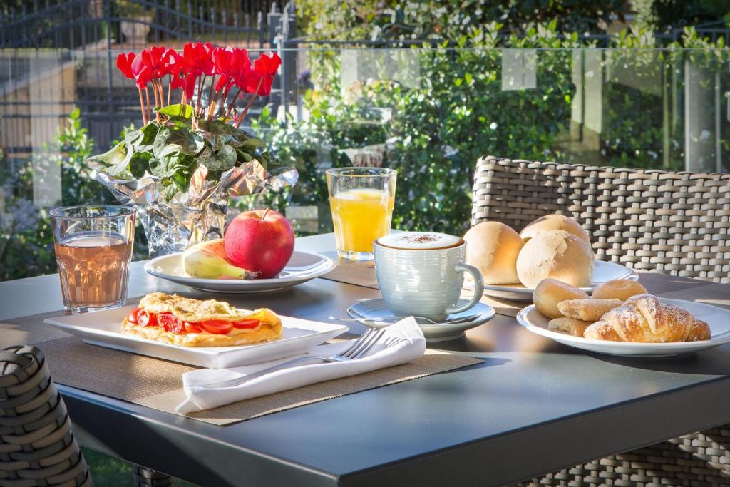 a table with plates of food and drinks on it at Le Betulle in Colà di Lazise