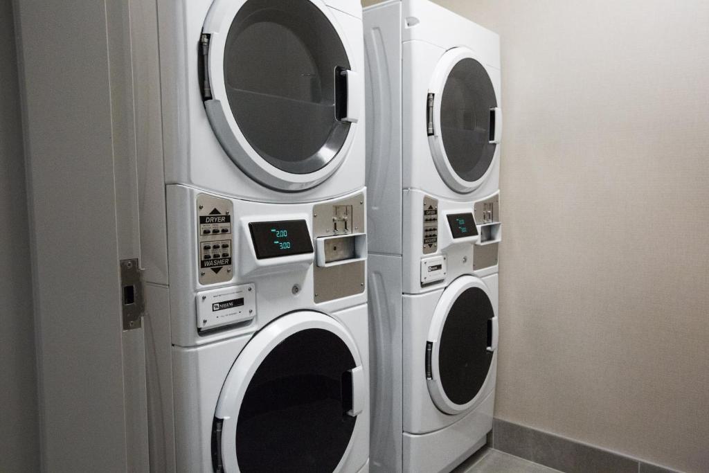 Holiday Inn Hotel & Suites Calgary South - Conference Ctr by IHG - Resim 42