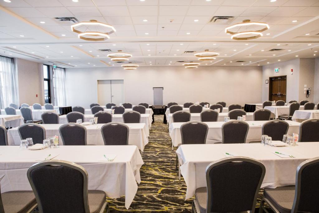 Holiday Inn Hotel & Suites Calgary South - Conference Ctr by IHG - Resim 39