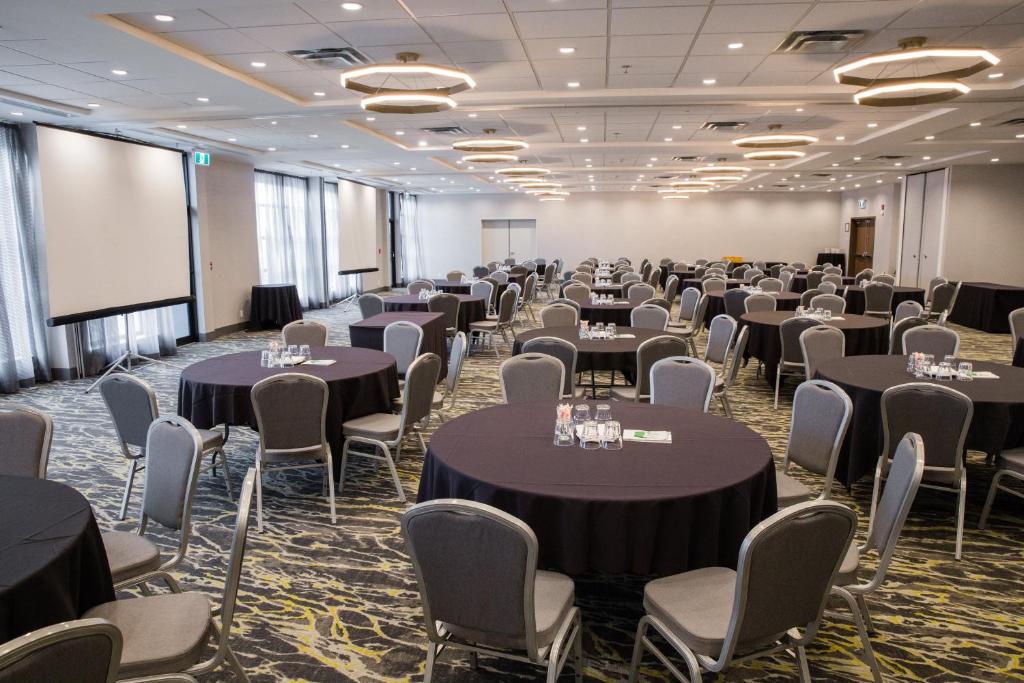 Holiday Inn Hotel & Suites Calgary South - Conference Ctr by IHG - Resim 36