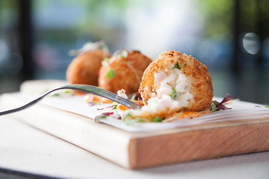 Holiday Inn Hotel & Suites Calgary South - Conference Ctr by IHG - Resim 40