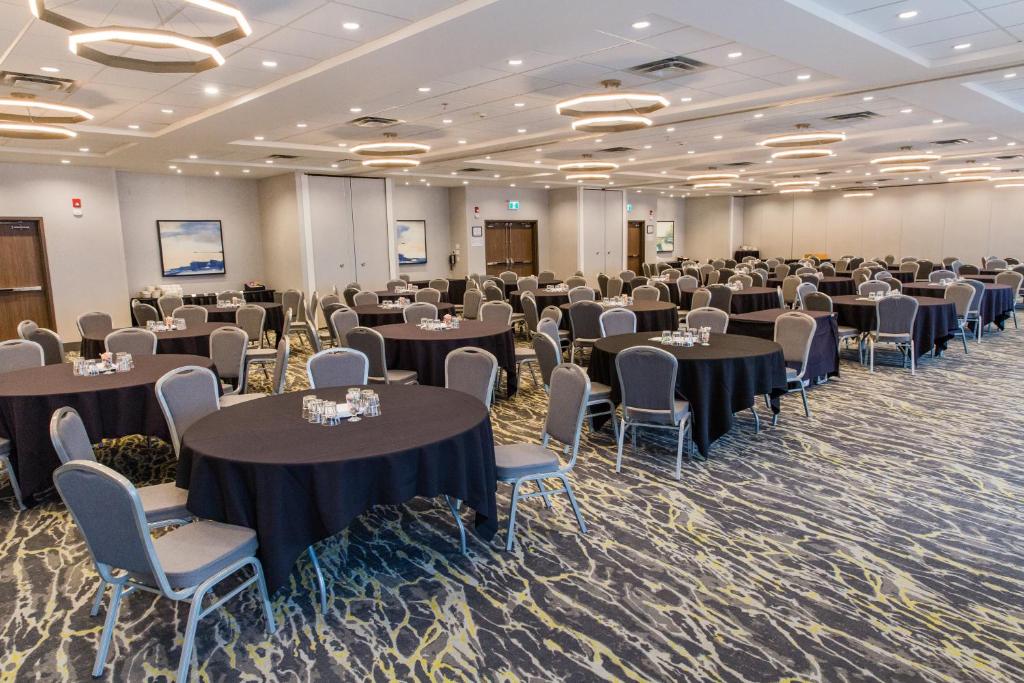 Holiday Inn Hotel & Suites Calgary South - Conference Ctr by IHG - Resim 44