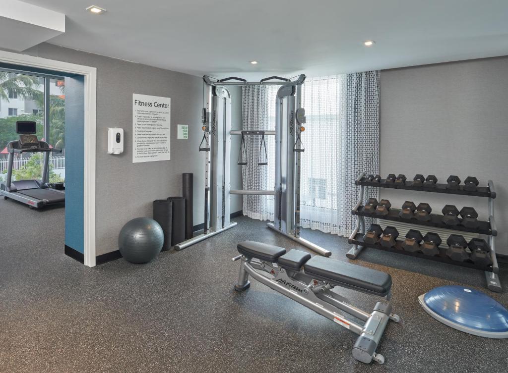 een kamer met een fitnessruimte met een bank en gewichten bij Doubletree By Hilton Miami North I-95, Fl in Miami