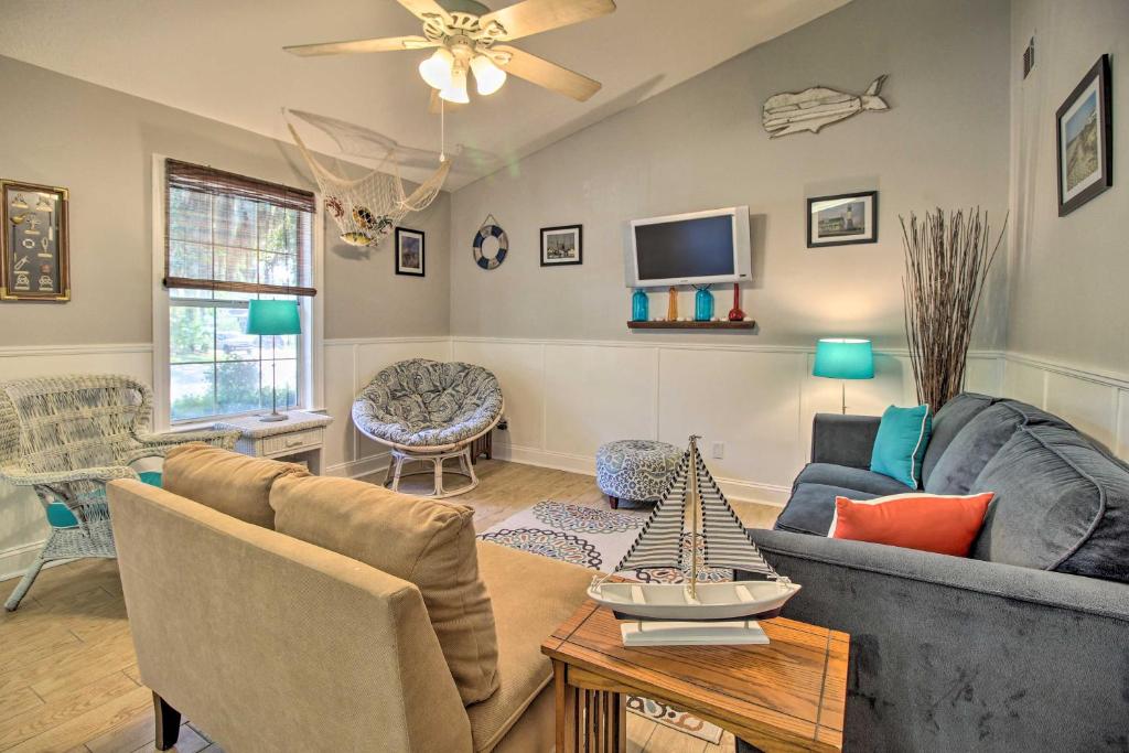 uma sala de estar com um sofá e uma mesa em Cozy Family-Friendly Home Near Historic District! em Savannah